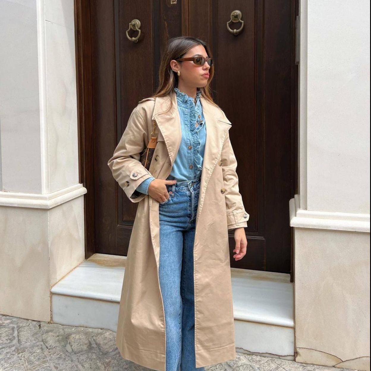 La influencer lleva un total look denim con camisa y jeans, elegante y romántico