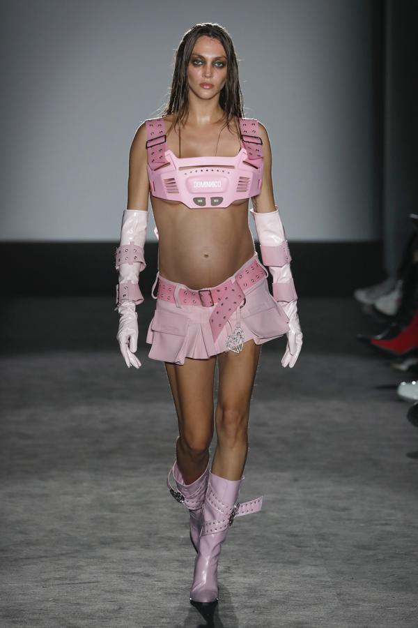 El diseñador favorito de Rosalía, que también ha vestido a otras celebridades internacionales como Beyoncé (protagonista en uno de los looks de su último disco) ha sacado su lado más atrevido en la 080 Barcelona Fashion, con propuestas dosmileras que son carne de cañón para volver a conquistar las redes y el público internacional. 