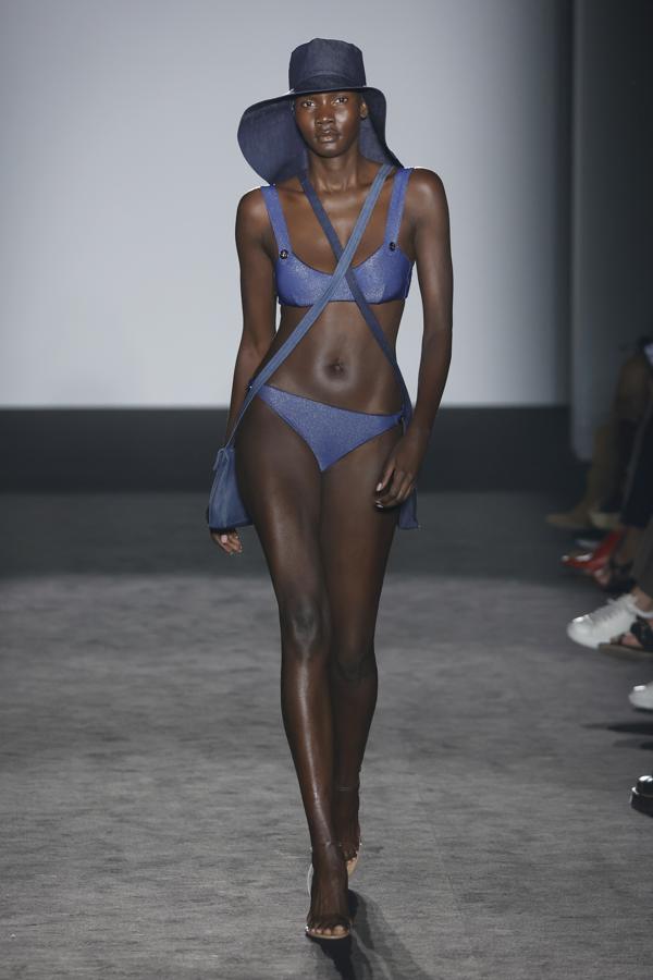 El verano será en clave denim o no será. Al menos esa es la rotunda apuesta de la firma de baño, que no deja de lado los tejidos metalizados ni las referencias a la naturaleza en sus propuestas para la temporada SS23. 