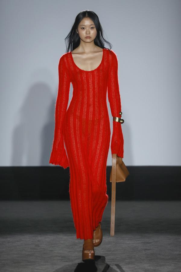 La sostenibilidad siempre ha estado en el centro de esta firma de moda lenta que aboga por la reutilización de tejidos y las producciones responsables con materiales orgánicos. En esta ocasión, han sido protagonistas sus prendas de punto en versión maxi, los satinados y las gasas con transparencias. 