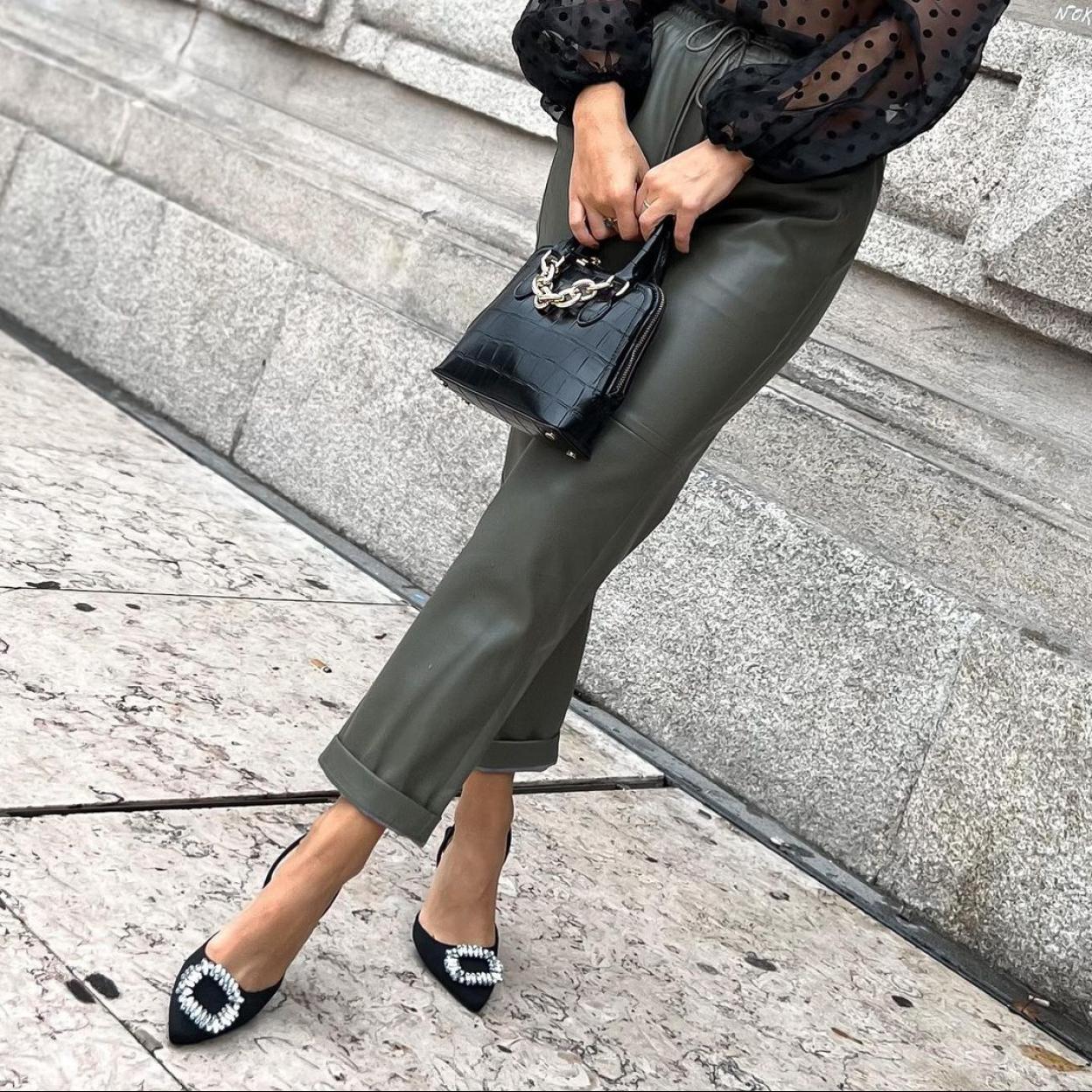 El pantalón efecto piel de Mango en color verde que comenzarán a agotar las influencers