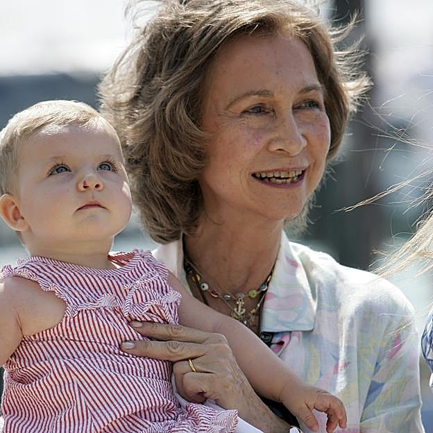 La reina Sofía agarra en brazos a su nieta (cuando aún era un bebé), la princesa Leonor.