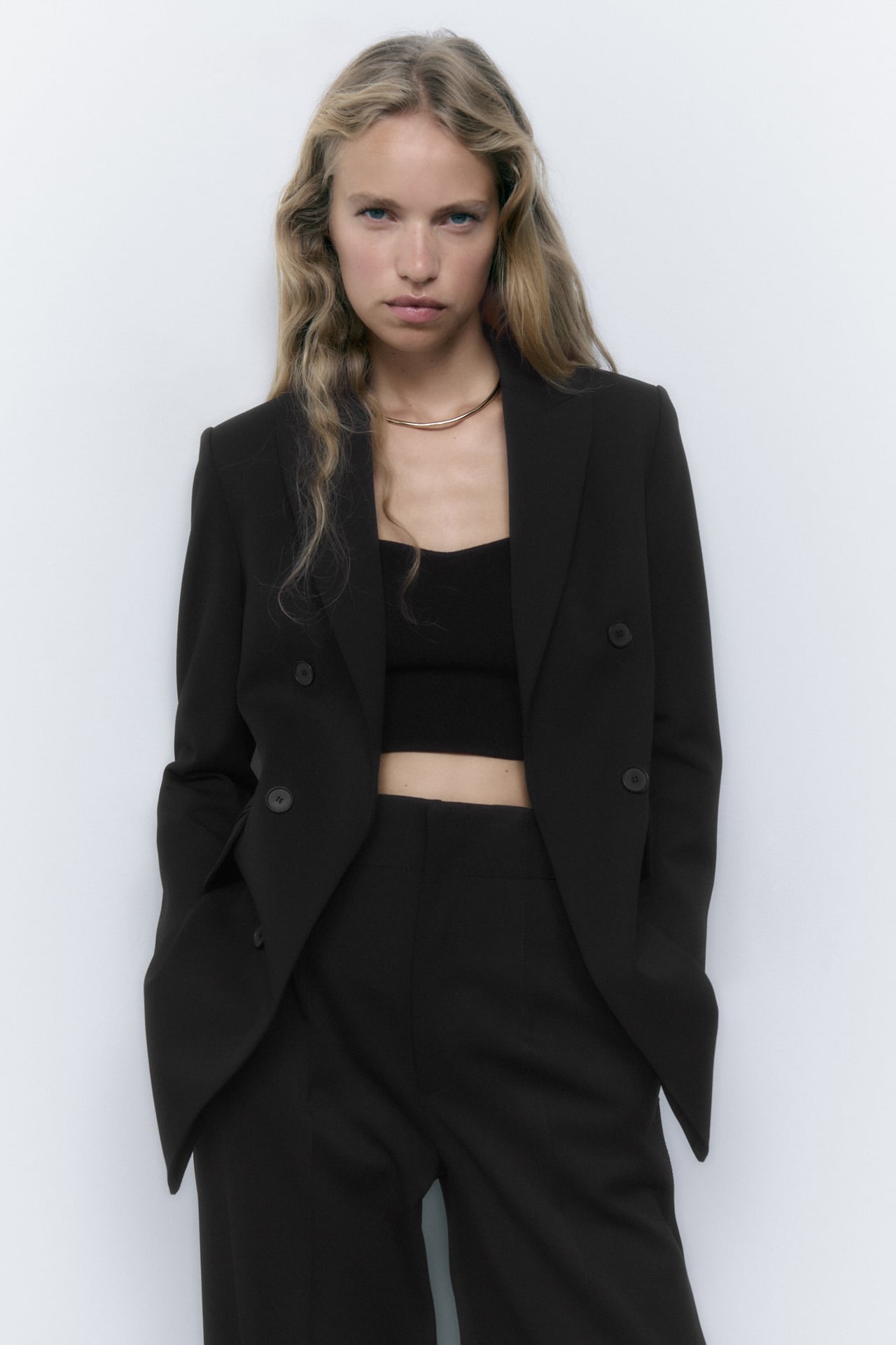 Imagen principal - Blazer negro con doble botonadura de Zara (39,99 euros).