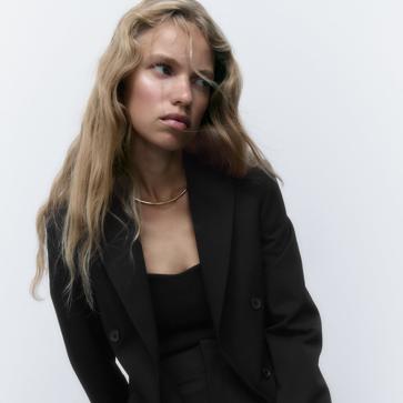 Imagen secundaria 1 - Blazer negro con doble botonadura de Zara (39,99 euros).