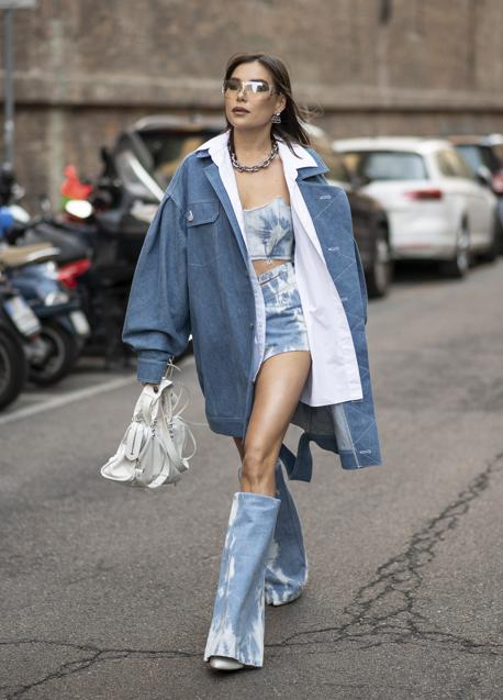 Imagen - Calentadores denim en el street style. Foto. Imaxtree.