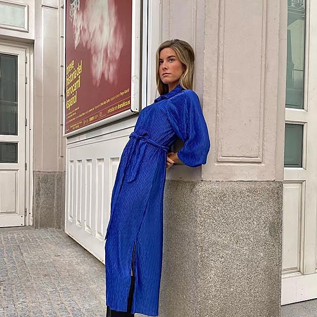 El vestido camisero rebajado que mejor sienta a los 30, 40 y 50 con unas botas altas