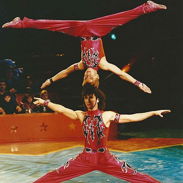 Adans Peres en sus comienzos en uno de sus números con su hermano Iván.