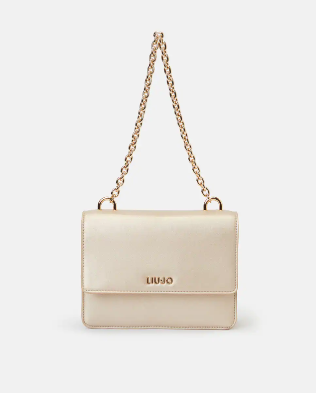 Bandolera pequeña dorada con asa a conjunto para elevar cualquier look. Tiene un descuento del 30%. Es de Liu Jo. Precio rebajado: 97,30 €. Cómpralo aquí