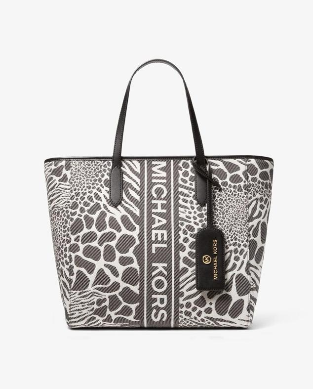 Bolso de hombro tipo shopper con estampado animal print para elevar cualquier estilismo más básica. Tiene un descuento del 50%. Es de Michael Kors. Precio rebajado: 175 €. Cómpralo aquí