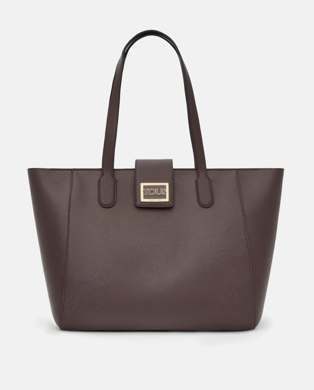 Bolso de hombro en color marrón con asa media y cierre doble conformado por cremallera y botón. Su diseño es perfecto para ir a la oficina, sobre todo por su elegante color. Tiene un descuento del 30%. Precio rebajado: 107 €.  Cómpralo aquí