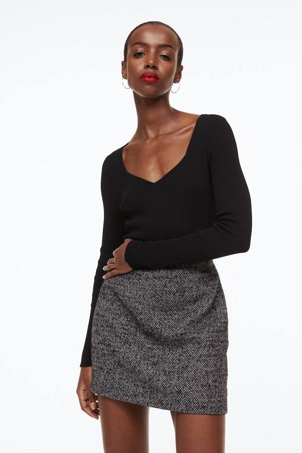 Jersey ajustado en tejido de punto canalé con manga larga y escote de pico, color negro, de H&M. Lo encontrarás por 19,99 euros.