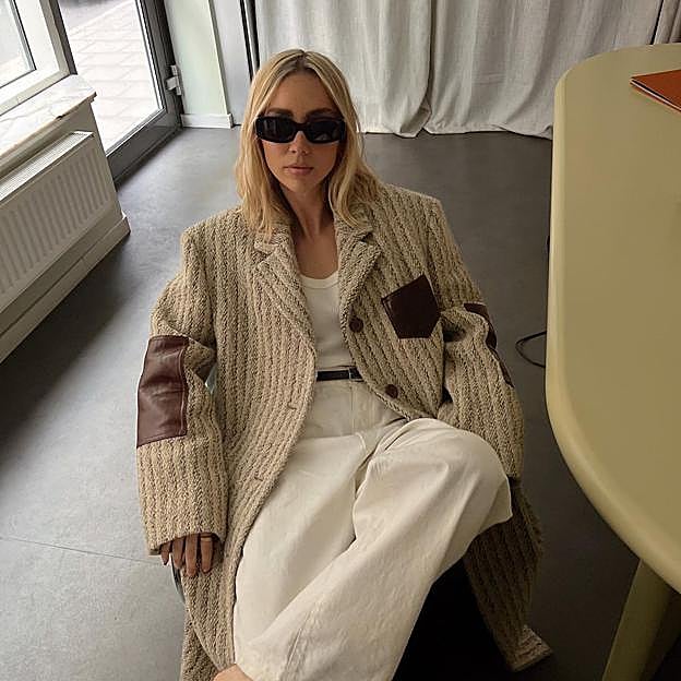 Bershka tiene la nueva trench con estampado de pata de gallo que va a agotarse porque combina con todo y es súper elegante