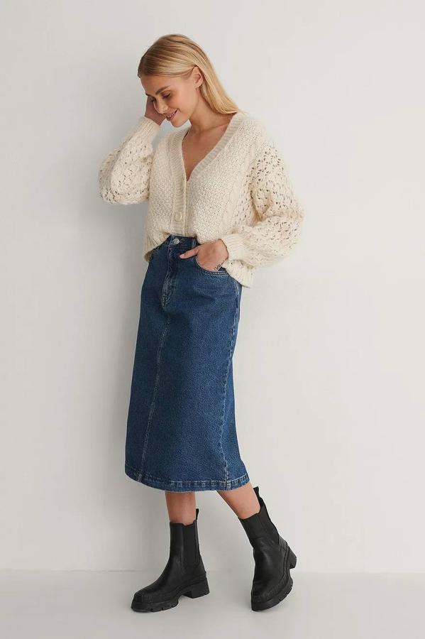 Falda midi denim con diseño en línea A, tiro alto y bolsillos, en tono azul medio, de NA-KD. Su precio es de 56,95 euros.