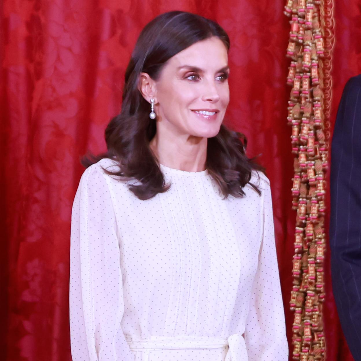 La reina Letizia con un vestido de lunares.