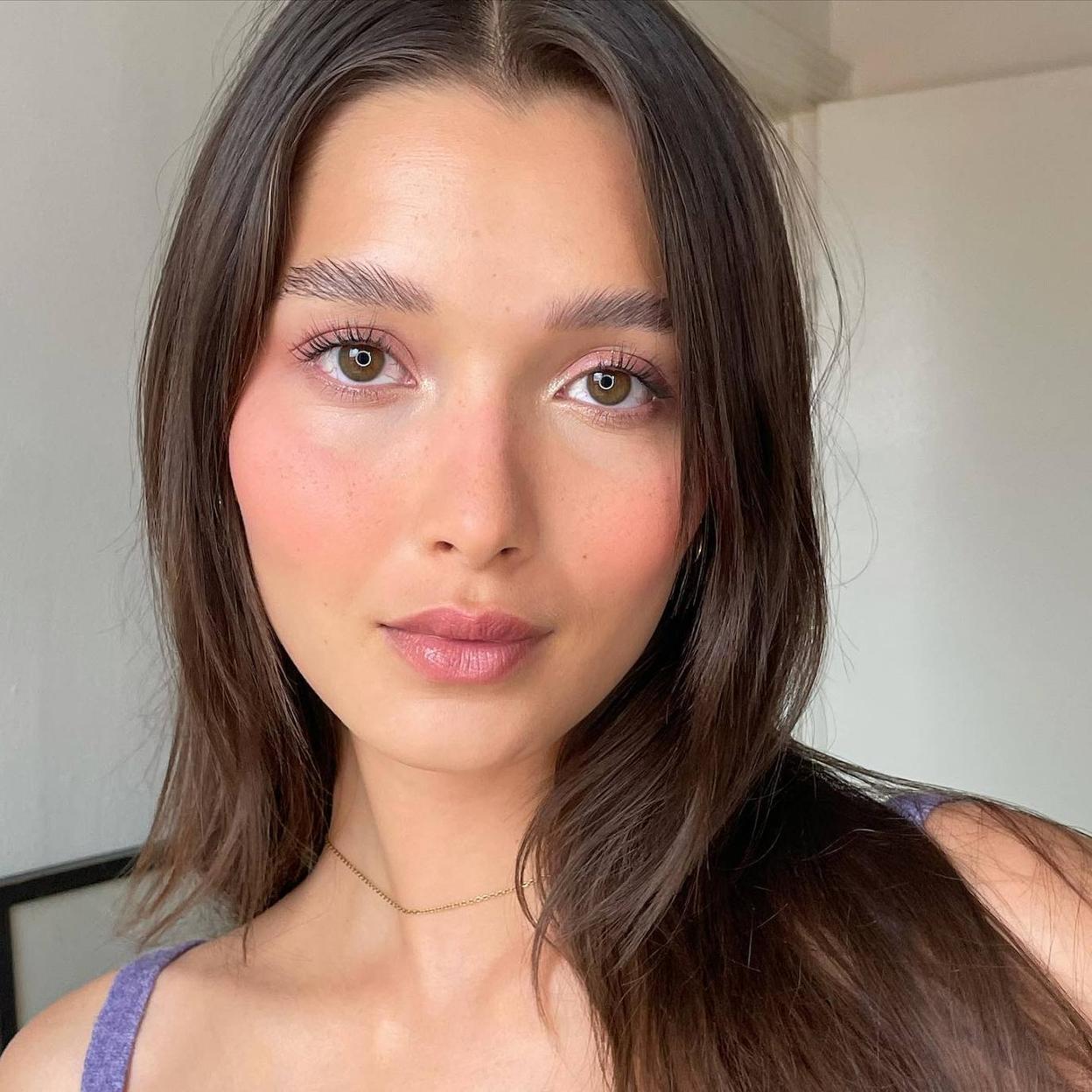 La piel uniforme, suave y sin arrugas de la modelo se obtiene con un sérum de retinoides