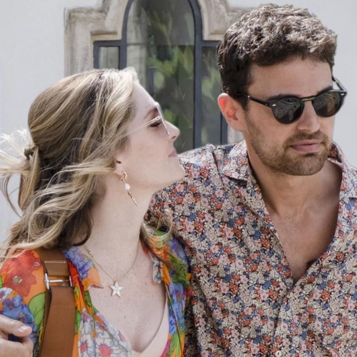 El actor Theo James y la actriz Meghann Fahy en una escena de la segunda temporada de The White Lotus.