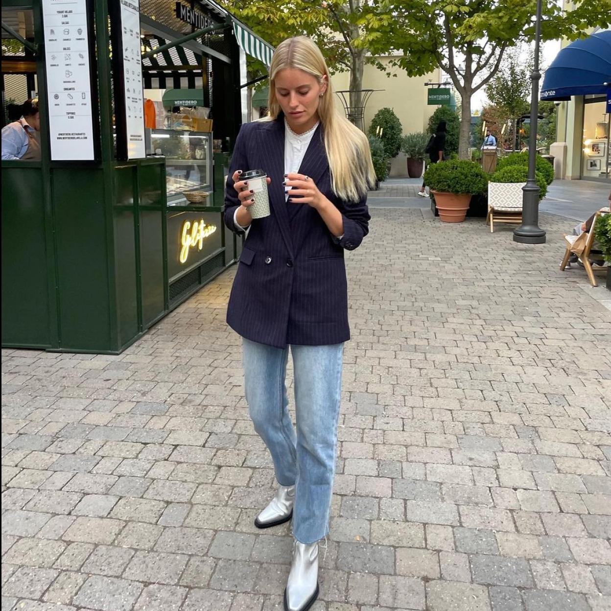 Si quieres dar un giro de tuerca a tus estilismos más básicos, elige unos botines metalizados. Mango tiene los más bonitos de la temporada y están a punto de agotarse. 