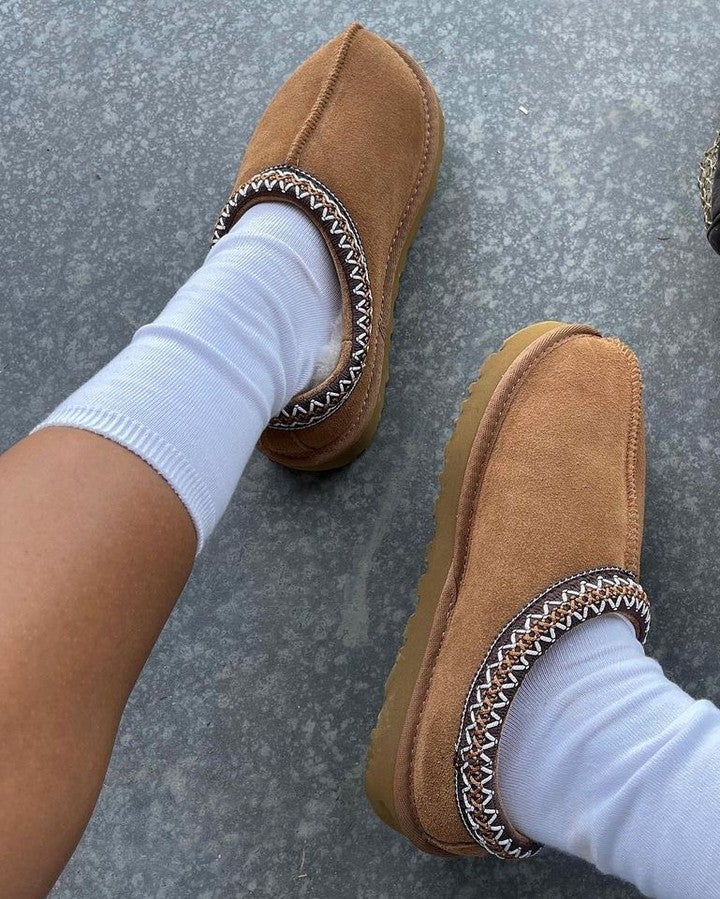 Influencer con zapatillas Tasman de Ugg y calcetines blancos.