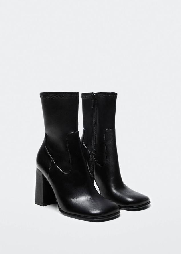 Botines en tejido mezcla de piel con caña media, tacón de bloque y puntera cuadrada, de Mango. Cómpralos a 89,99 euros.
