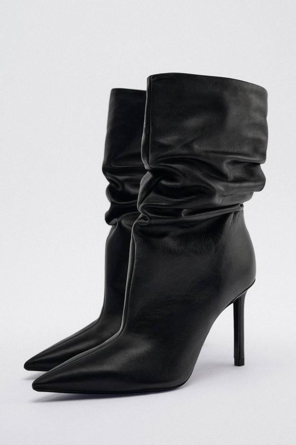 Botines en tejido efecto piel con caña media efecto arrugado, acabados en punta y tacón de aguja, de Zara. Puedes comprarlos a 89,95 euros.