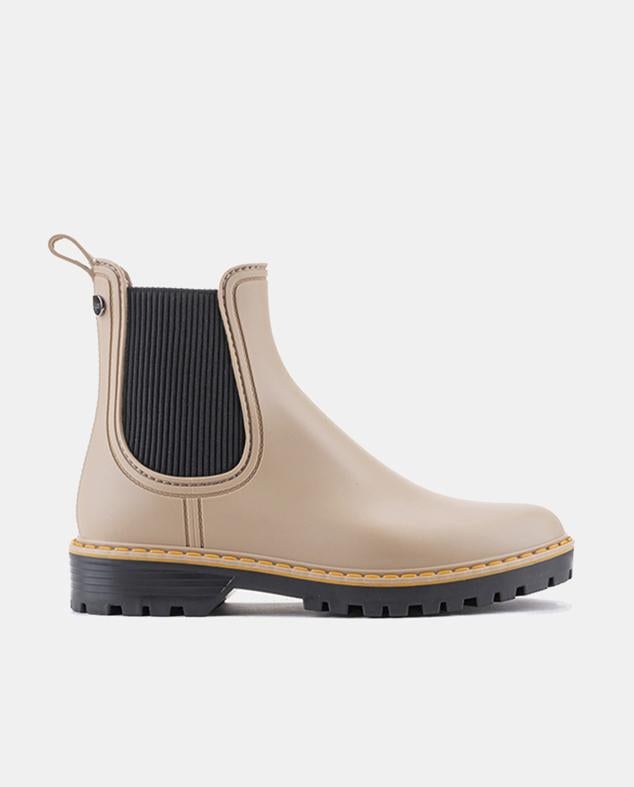 Se trata de una bota de agua en color topo de la marca Igor. Es un calzado que se puede encontrar en El Corte Inglés. Es una bota chelsea bajita con el elástico característico por los laterales y suela track. Cómpralo aquí