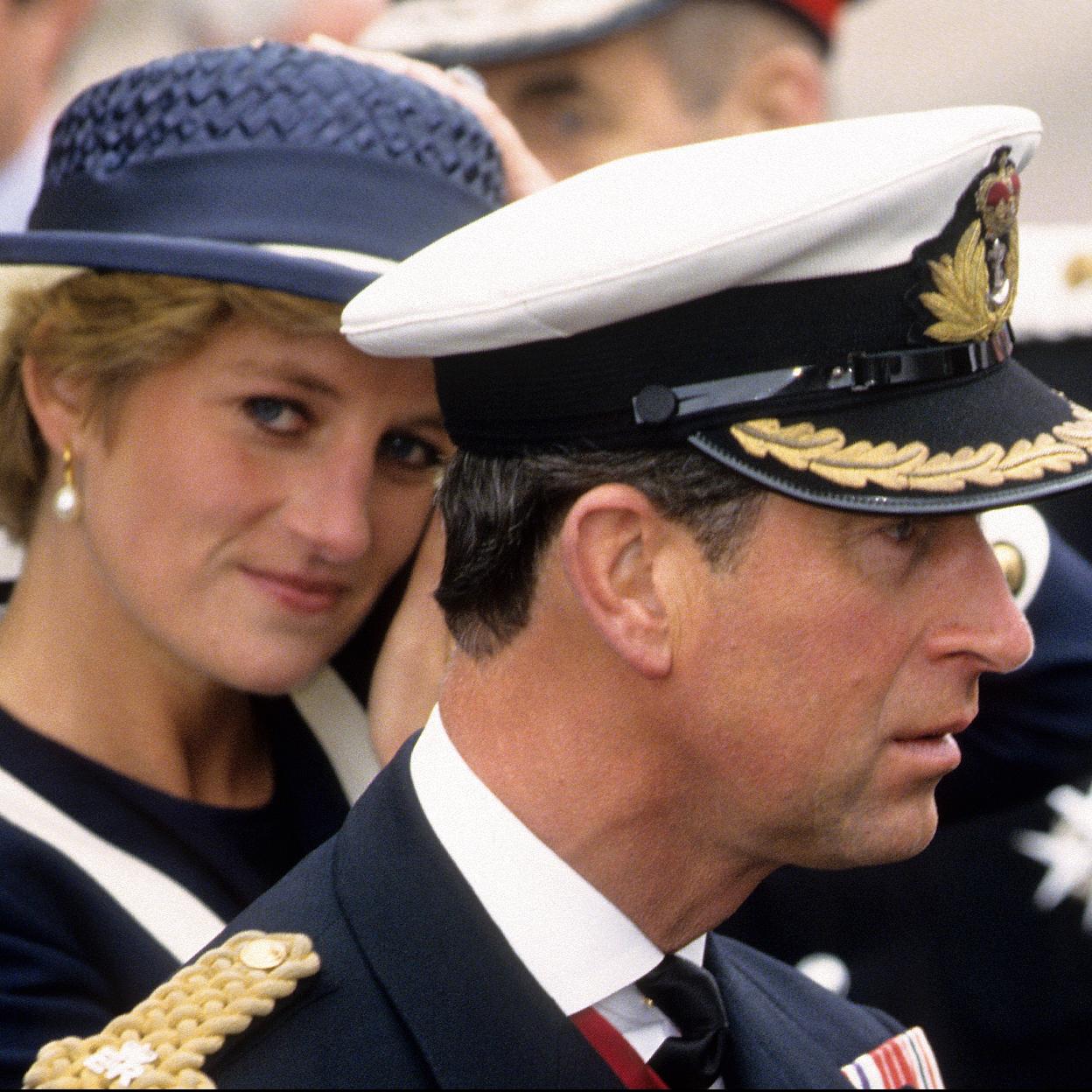 La princesa Diana de Gales y su entonces amrido, Carlos III.