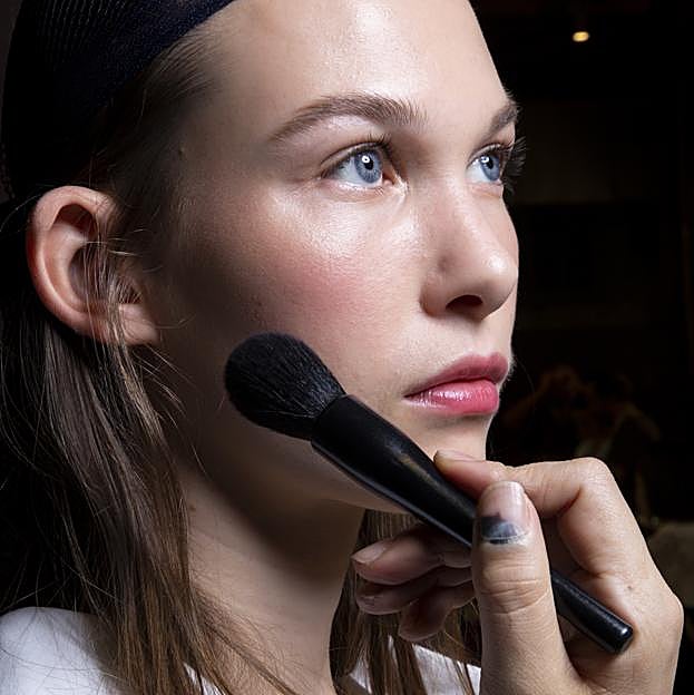 El maquillaje inteligente que arrasa en las redes: el colorete transparente que pone efecto buena cara y favorece a todo el mundo