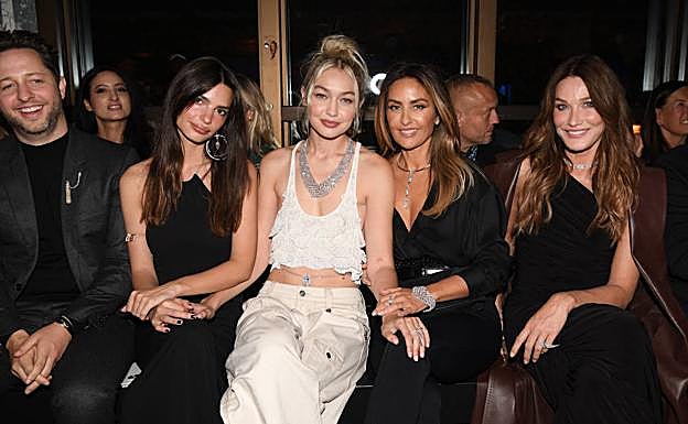 Valérie Mesikka con Emily Ratajkowski, Gigi Hadid y Carla Bruni.
