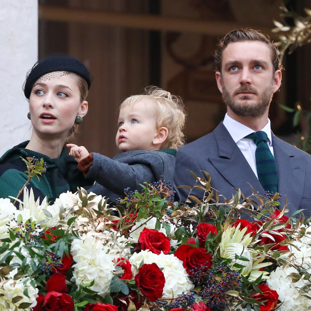 Beatrice Borromeo con su hijo Francesco en brazos y junato a su marido, Pierre Casiraghi, en Mónaco.