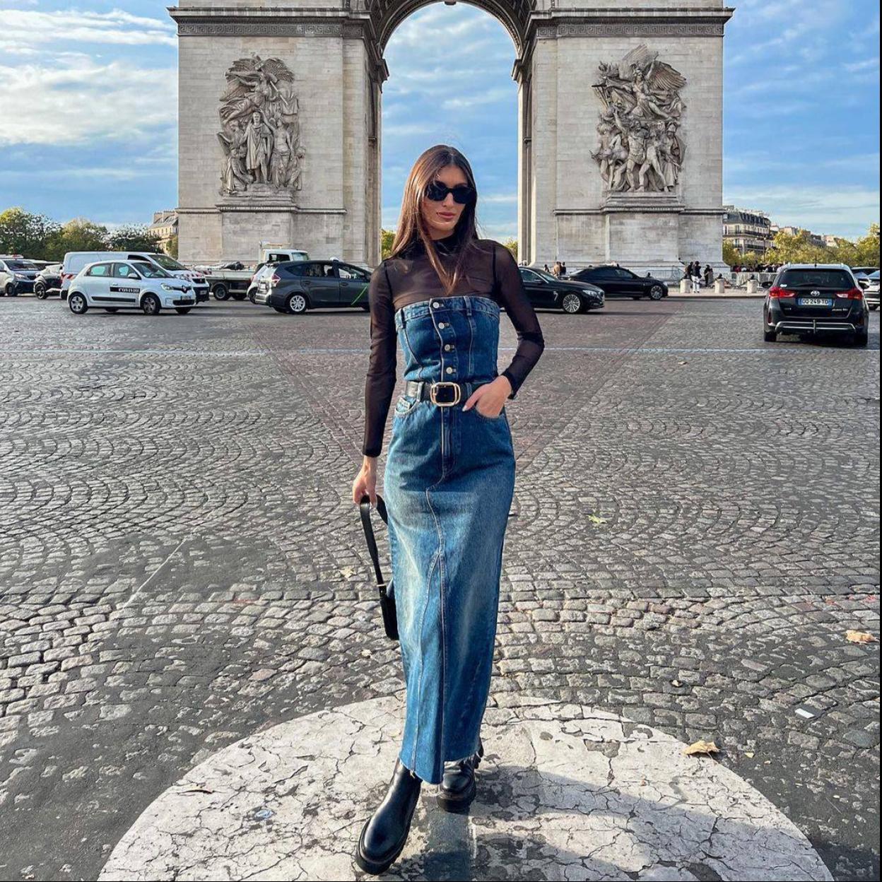 La influencer lleva el vestido denim midi más buscado de la temporada