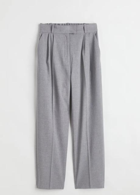 Imagen - Pantalón tobillero de traje en color gris de H&M. Foto: H&M.