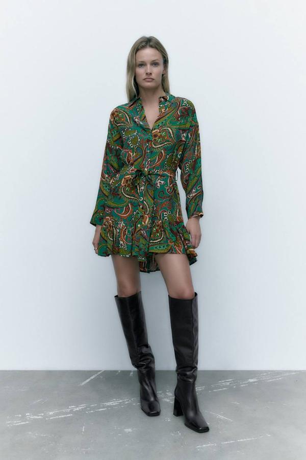 Vestido corto en tejido fluido con estampado paisley, cuello camisero, mangas largas, bajo acabado en volante y cinturón de lazad a juego, en verde. Encuéntralo a 29,95 euros.