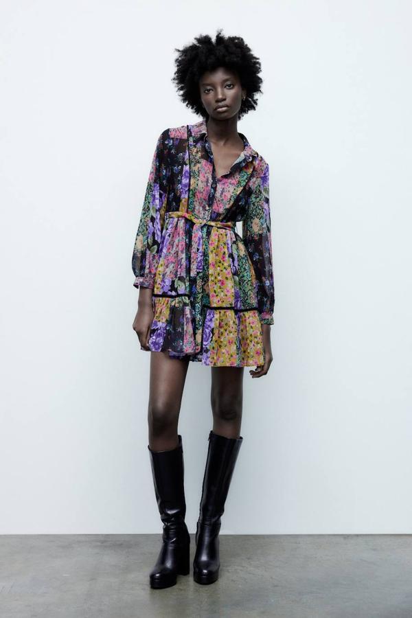 Vestido corto camisero con estampado floral patchwork multicolor, manga larga, cuello solapa, volante en el bajo y cinturón de lazada. Cuesta 39,95 euros.