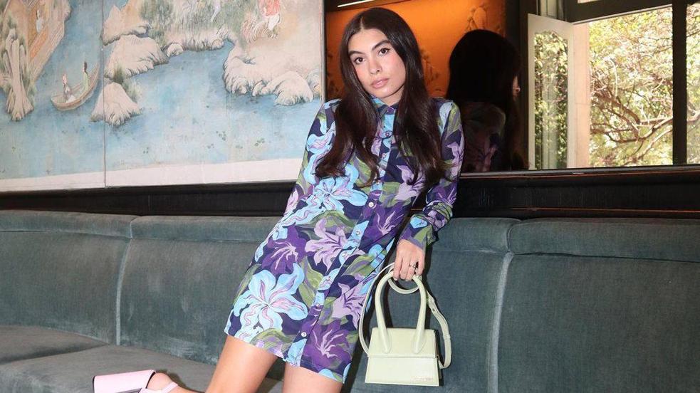 La influencer lleva un vestido camisero corto con floral print