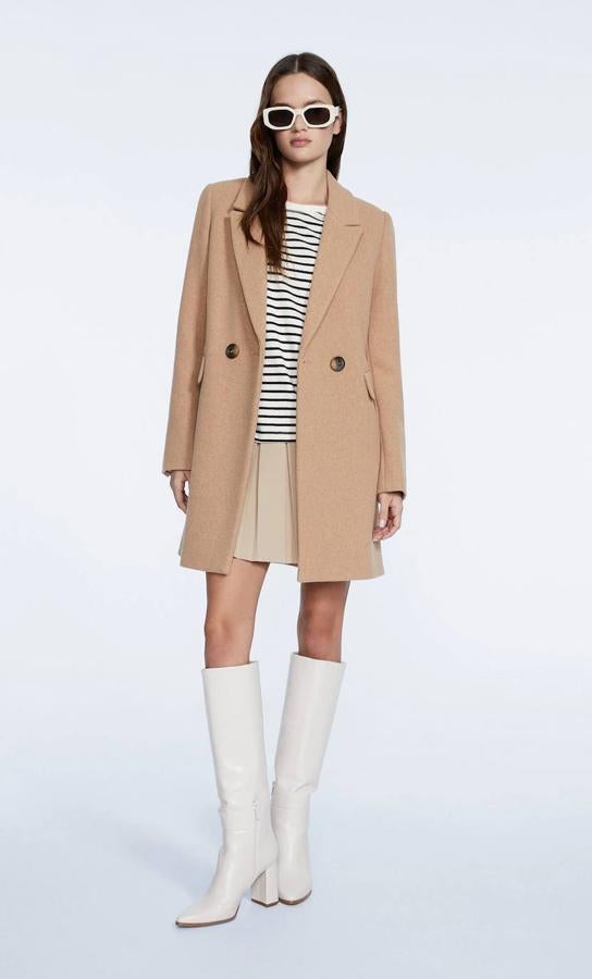 Abrigo corto con manga larga, corte recto, cuello solapa, bolsillos y cierre cruzado con doble botonadura, de Stradivarius. Puedes comprarlo por 49,99 euros.