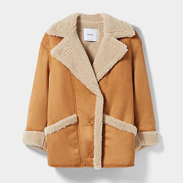 La cazadora de Bershka.