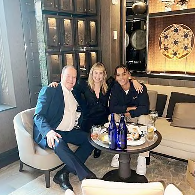 La polémica foto que reúne por primera vez a ALberto de Mónaco con sus hijos ilegítimos, Jazmín Grace y Alexandre. 