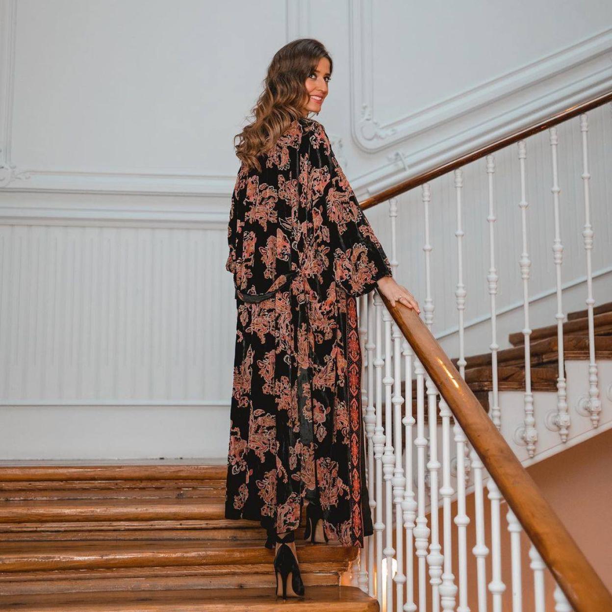 La influencer luce un kimono largo de terciopelo estampado