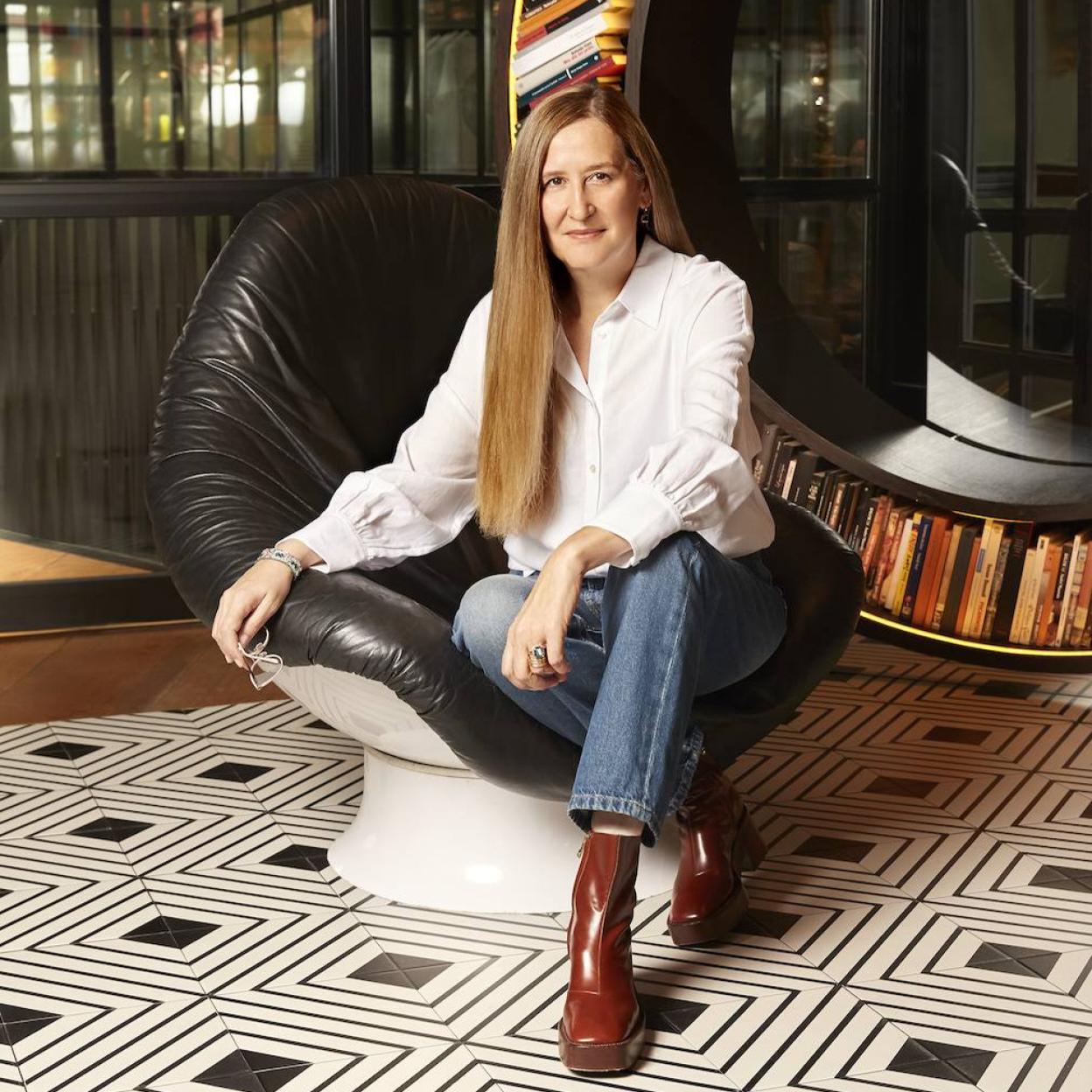 Luz Gabás con camisa de Simorra, pantalón vaquero de Marina Rinaldi y botas de piel, de Tod's.