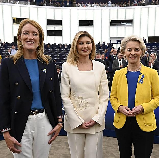 Imagen principal - Roberta Metsola junto a la primera dama de Ucrania, Olena Zelenska, y Ursula von der Leyen, presidenta de la Comisión Europea. Debajo, Metsola flanqueada por Sanna Marin, primera ministra de Finlandia, y Kaja Kallas, primera ministra de Estonia. A la derecha, con Emmanuel Macron.