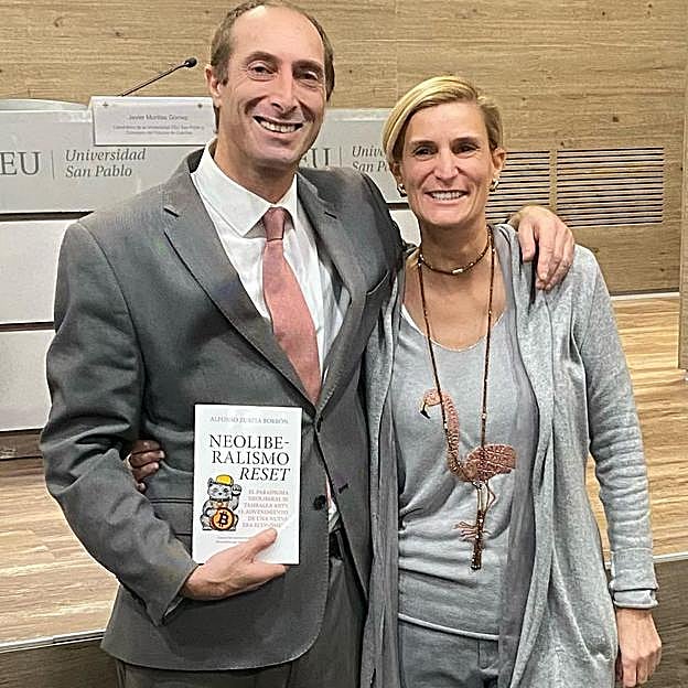 María Zurita compartió orgullosa esta foto con su hermano en la presentación de su último libro.