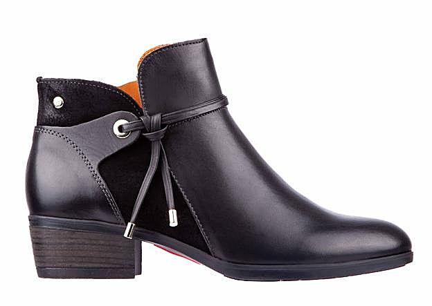 Los botines negros de Eva González son de Pikolinos.