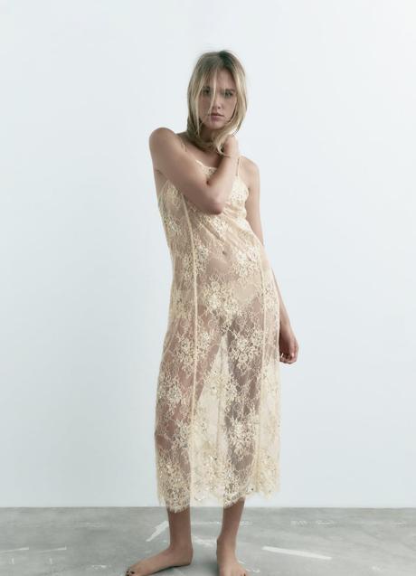 Imagen - Vestido con abalorios de encaje, 89,95€.