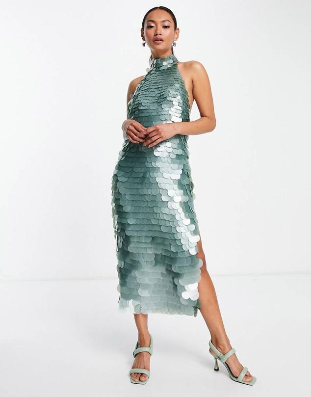 Vestido con lentejuelas extra grandes y cuello alto. Este diseño no cuenta con mangas, por lo que podrás combinarlo con un chal o un blazer. Todo depende de la ocasión. Es de ASOS. Precio: 156,99 €.