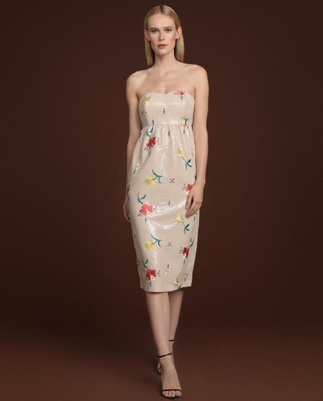 Vestido midi de silueta lápiz confeccionado con escote en palabra de honor y flores bordadas. Es de El Corte Inglés. Precio: 124 €.