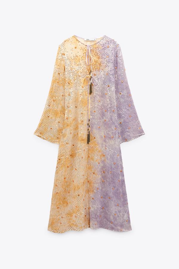 Vestido midi de cuello redondo y manga larga acabada en línea evasé. Es de Zara. Precio: 99,95 €.