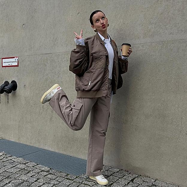 Imagen principal - Así combinan las influencers las zapatillas de Veja.