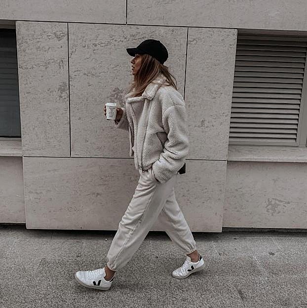 Imagen principal - Las zapatillas Veja arrasan en Instagram.