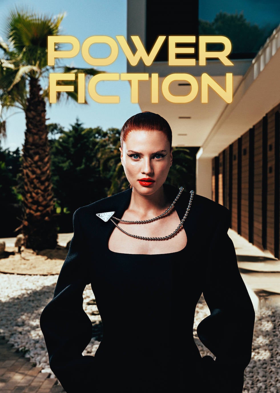 Abrigo con escote en forma de trapecio y broche de metal, de Prada.