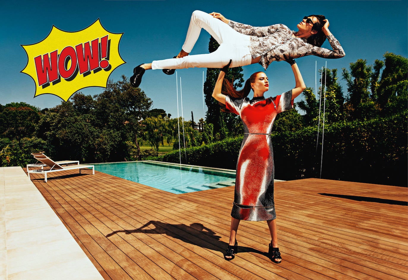 Él lleva camisa de Dries Van Noten; pantalón y gafas de sol, de Lefties; y zapatos de Geox. Ella, vestido de Alexander McQueen, guantes de Versace y sandalias con cadena de Geox.